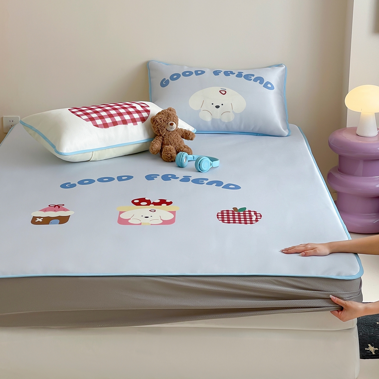 91家纺网 家纺一手货源 找家纺 桃子家居 2026新款A类ins博主卡通数码印花高级品质撞色中分子1200D冰感丝凉感席冰丝三件套平铺床笠系列 冰感席混搭-奶油苹果