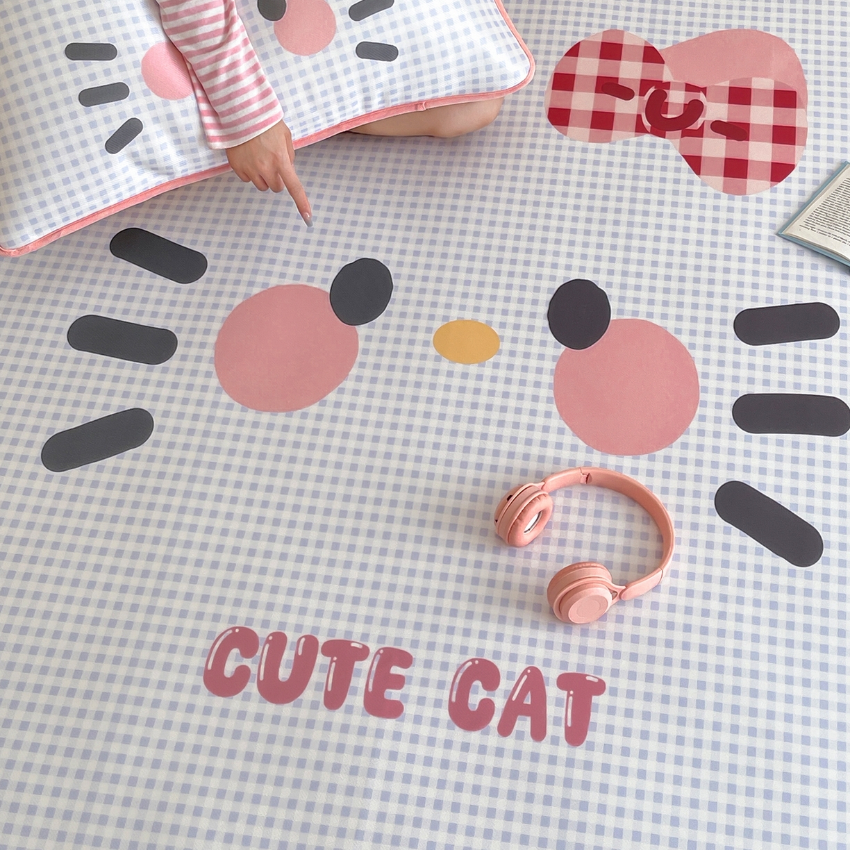 91家纺网 家纺一手货源 找家纺 桃子家居 2026新款A类ins博主卡通数码印花高级品质撞色中分子1200D冰感丝凉感席冰丝三件套平铺床笠系列 冰感席混搭-可爱猫咪