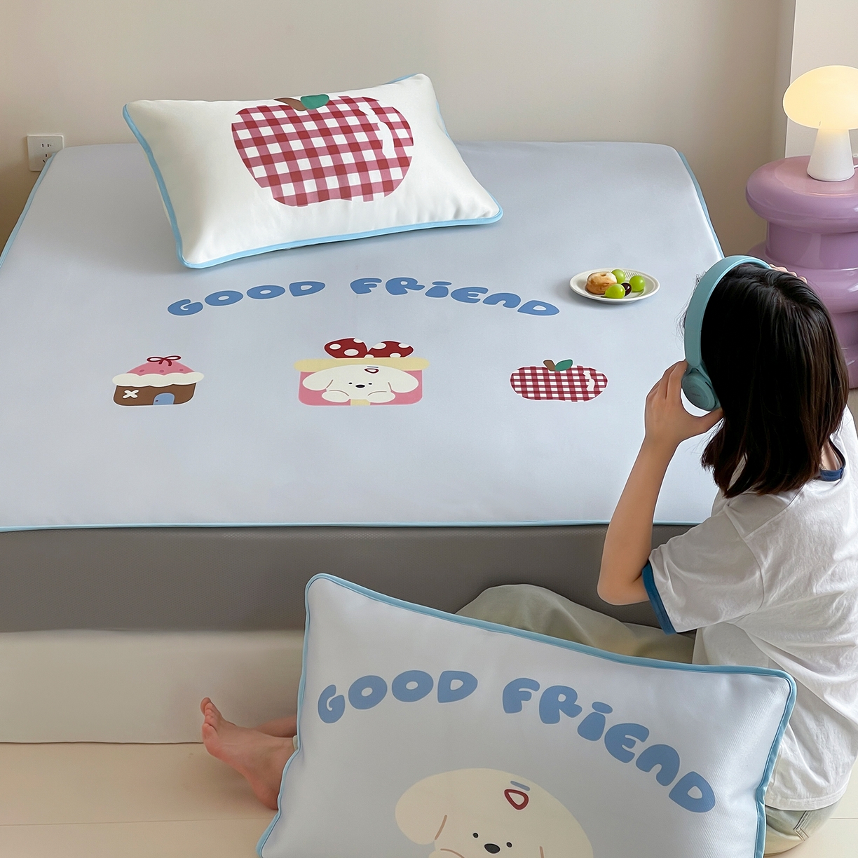 91家纺网 家纺一手货源 找家纺 桃子家居 2026新款A类ins博主卡通数码印花高级品质撞色中分子1200D冰感丝凉感席冰丝三件套平铺床笠系列 冰感席混搭-奶油苹果