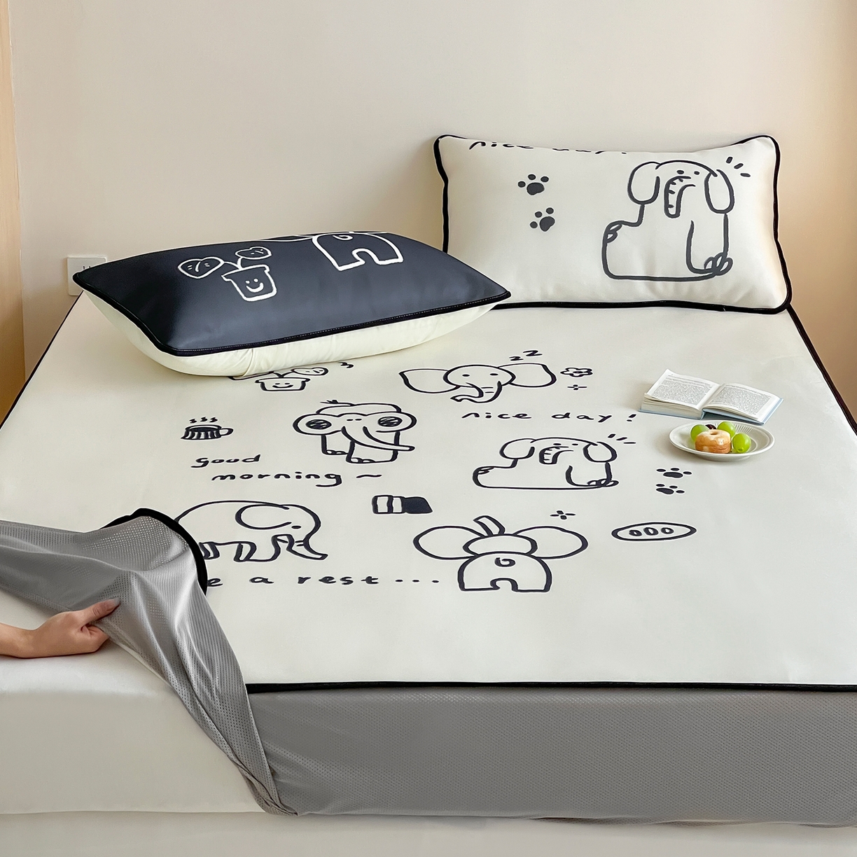 91家纺网 家纺一手货源 找家纺 桃子家居 2026新款A类ins博主卡通数码印花高级品质撞色中分子1200D冰感丝凉感席冰丝三件套平铺床笠系列 冰感席混搭-漫画象