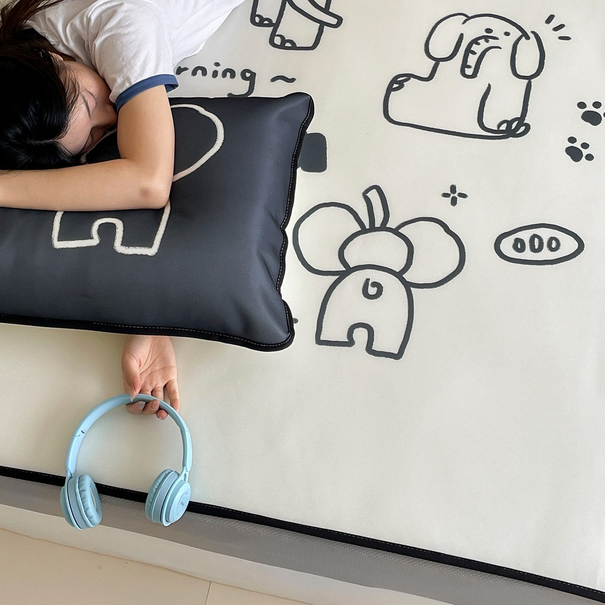 91家纺网 家纺一手货源 找家纺 桃子家居 2026新款A类ins博主卡通数码印花高级品质撞色中分子1200D冰感丝凉感席冰丝三件套平铺床笠系列 冰感席混搭-漫画象