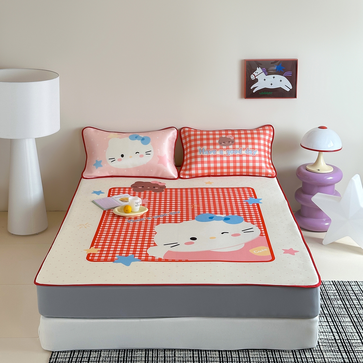 91家纺网 家纺一手货源 找家纺 桃子家居 2026新款A类ins博主卡通数码印花高级品质撞色中分子1200D冰感丝凉感席冰丝三件套平铺床笠系列 冰感席混搭-红格甜美猫