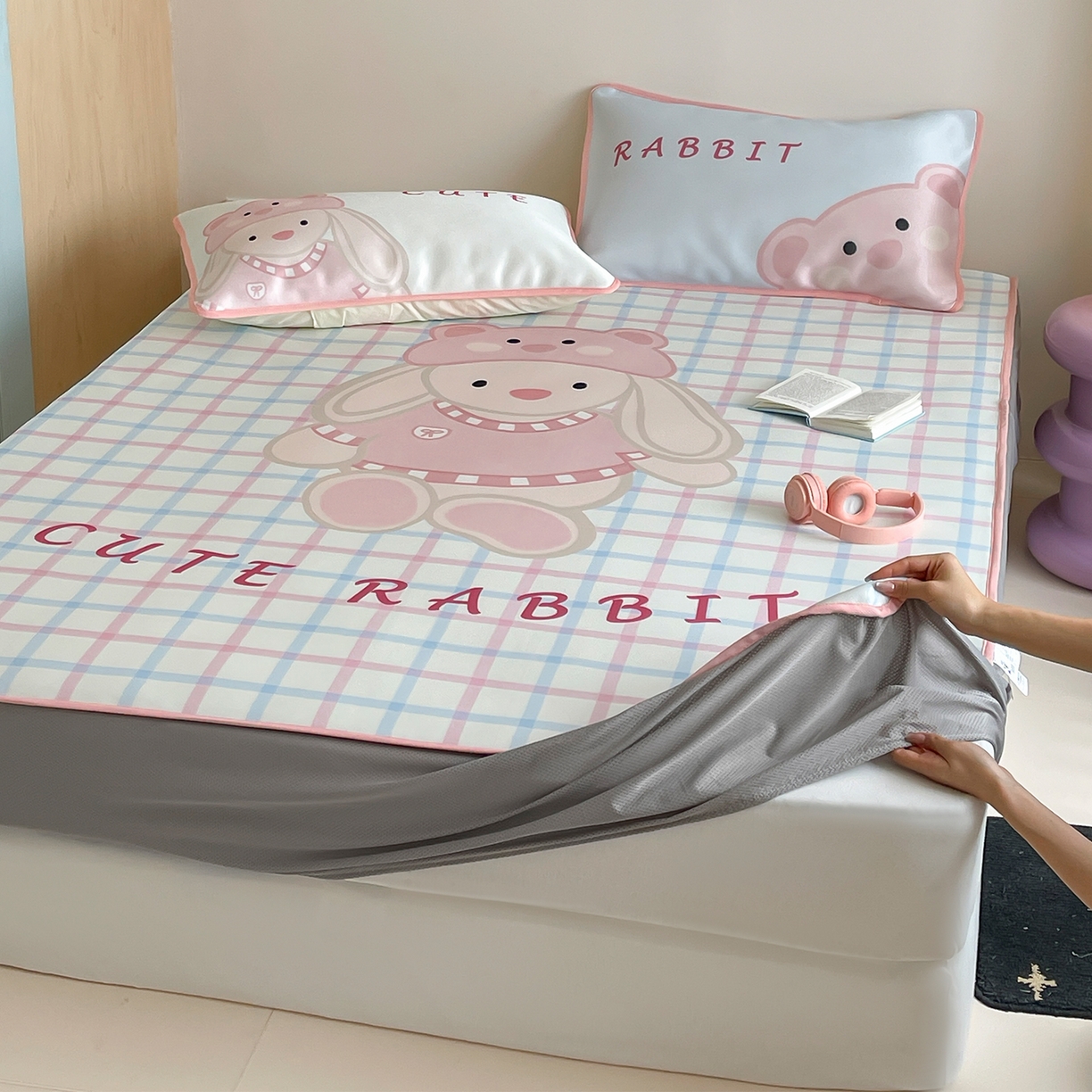 91家纺网 家纺一手货源 找家纺 桃子家居 2026新款A类ins博主卡通数码印花高级品质撞色中分子1200D冰感丝凉感席冰丝三件套平铺床笠系列 冰感席混搭-可爱邦尼兔