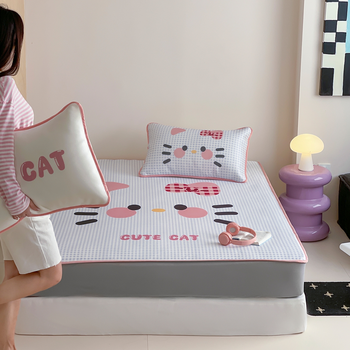 91家纺网 家纺一手货源 找家纺 桃子家居 2026新款A类ins博主卡通数码印花高级品质撞色中分子1200D冰感丝凉感席冰丝三件套平铺床笠系列 冰感席混搭-可爱猫咪