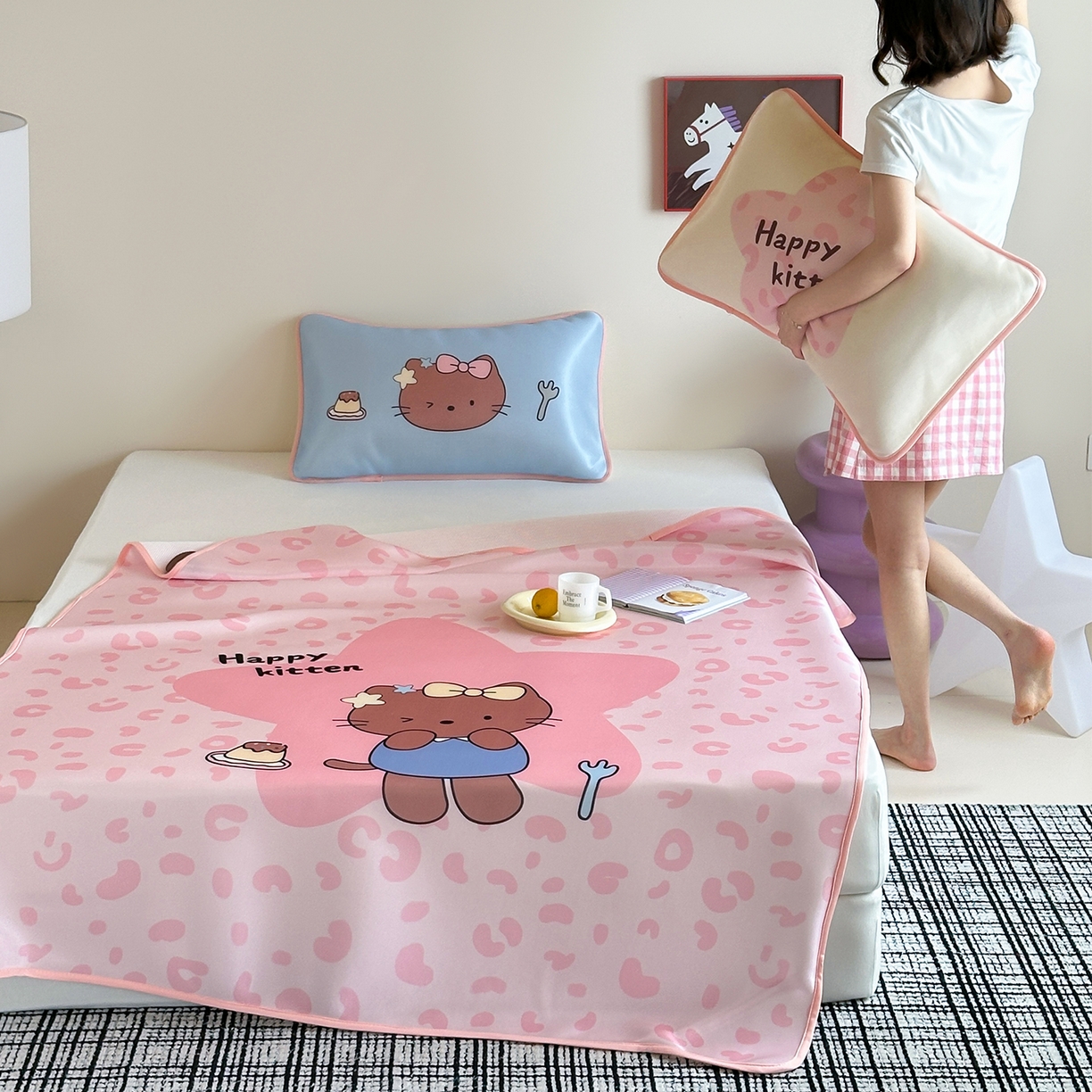 91家纺网 家纺一手货源 找家纺 桃子家居 2026新款A类ins博主卡通数码印花高级品质撞色中分子1200D冰感丝凉感席冰丝三件套平铺床笠系列 冰感席混搭-粉豹夏日猫