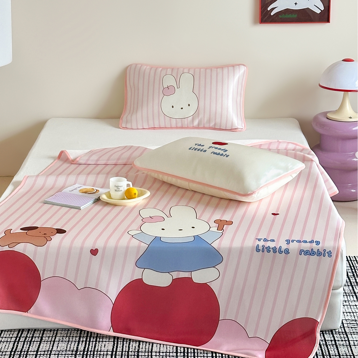 91家纺网 家纺一手货源 找家纺 桃子家居 2026新款A类ins博主卡通数码印花高级品质撞色中分子1200D冰感丝凉感席冰丝三件套平铺床笠系列 冰感席混搭-甜美兔