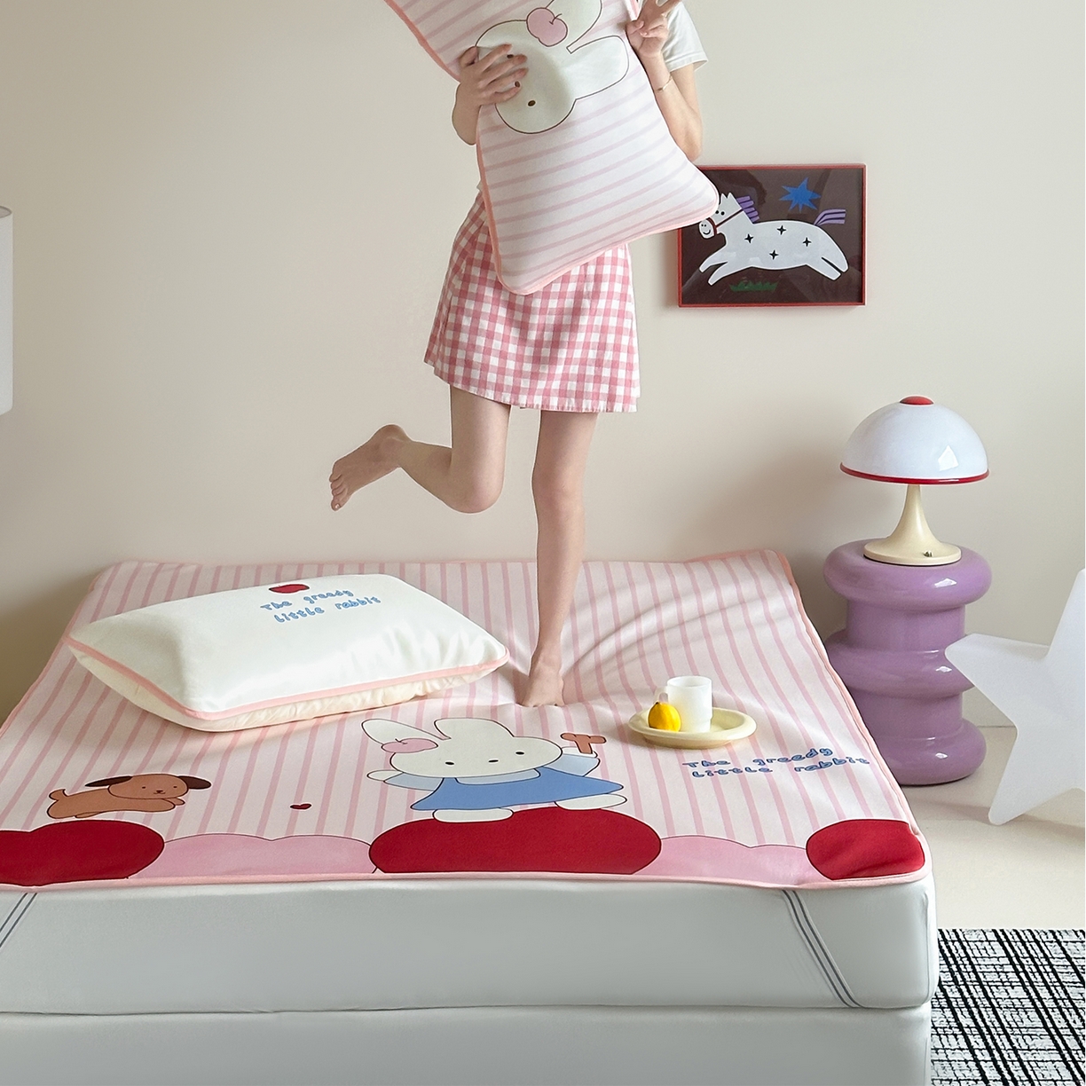 91家纺网 家纺一手货源 找家纺 桃子家居 2026新款A类ins博主卡通数码印花高级品质撞色中分子1200D冰感丝凉感席冰丝三件套平铺床笠系列 冰感席混搭-甜美兔