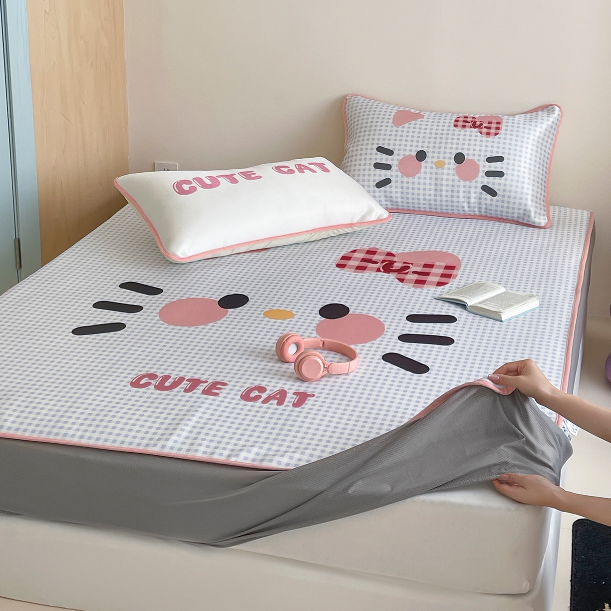 91家纺网 家纺一手货源 找家纺 桃子家居 2026新款A类ins博主卡通数码印花高级品质撞色中分子1200D冰感丝凉感席冰丝三件套平铺床笠系列 冰感席混搭-可爱猫咪