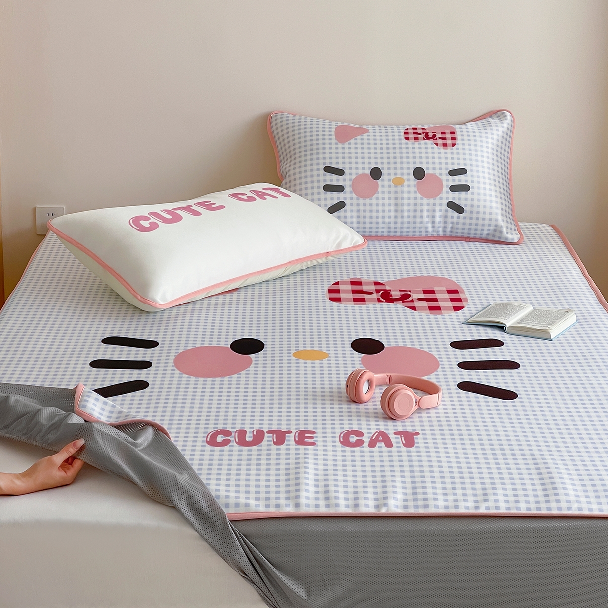 91家纺网 家纺一手货源 找家纺 桃子家居 2026新款A类ins博主卡通数码印花高级品质撞色中分子1200D冰感丝凉感席冰丝三件套平铺床笠系列 冰感席混搭-可爱猫咪