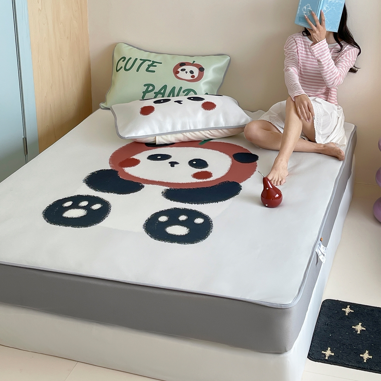 91家纺网 家纺一手货源 找家纺 桃子家居 2026新款A类ins博主卡通数码印花高级品质撞色中分子1200D冰感丝凉感席冰丝三件套平铺床笠系列 冰感席混搭-苹果小熊猫