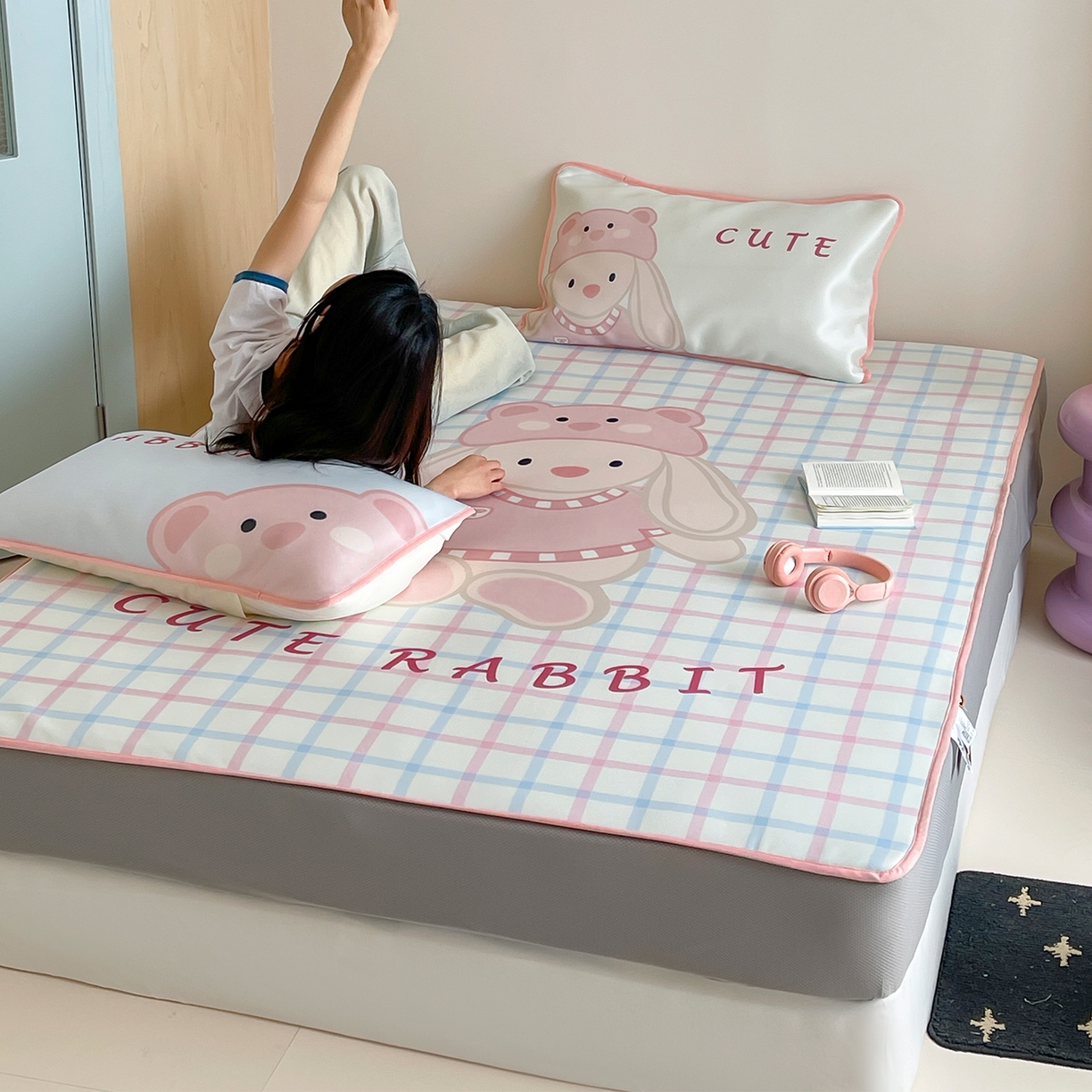 91家纺网 家纺一手货源 找家纺 桃子家居 2026新款A类ins博主卡通数码印花高级品质撞色中分子1200D冰感丝凉感席冰丝三件套平铺床笠系列 冰感席混搭-可爱邦尼兔