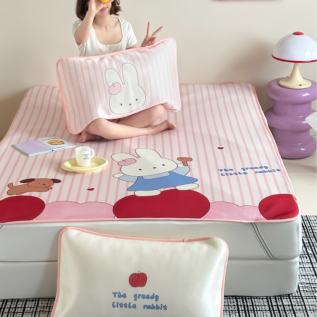 91家纺网 家纺一手货源 找家纺 桃子家居 2026新款A类ins博主卡通数码印花高级品质撞色中分子1200D冰感丝凉感席冰丝三件套平铺床笠系列 冰感席混搭-甜美兔