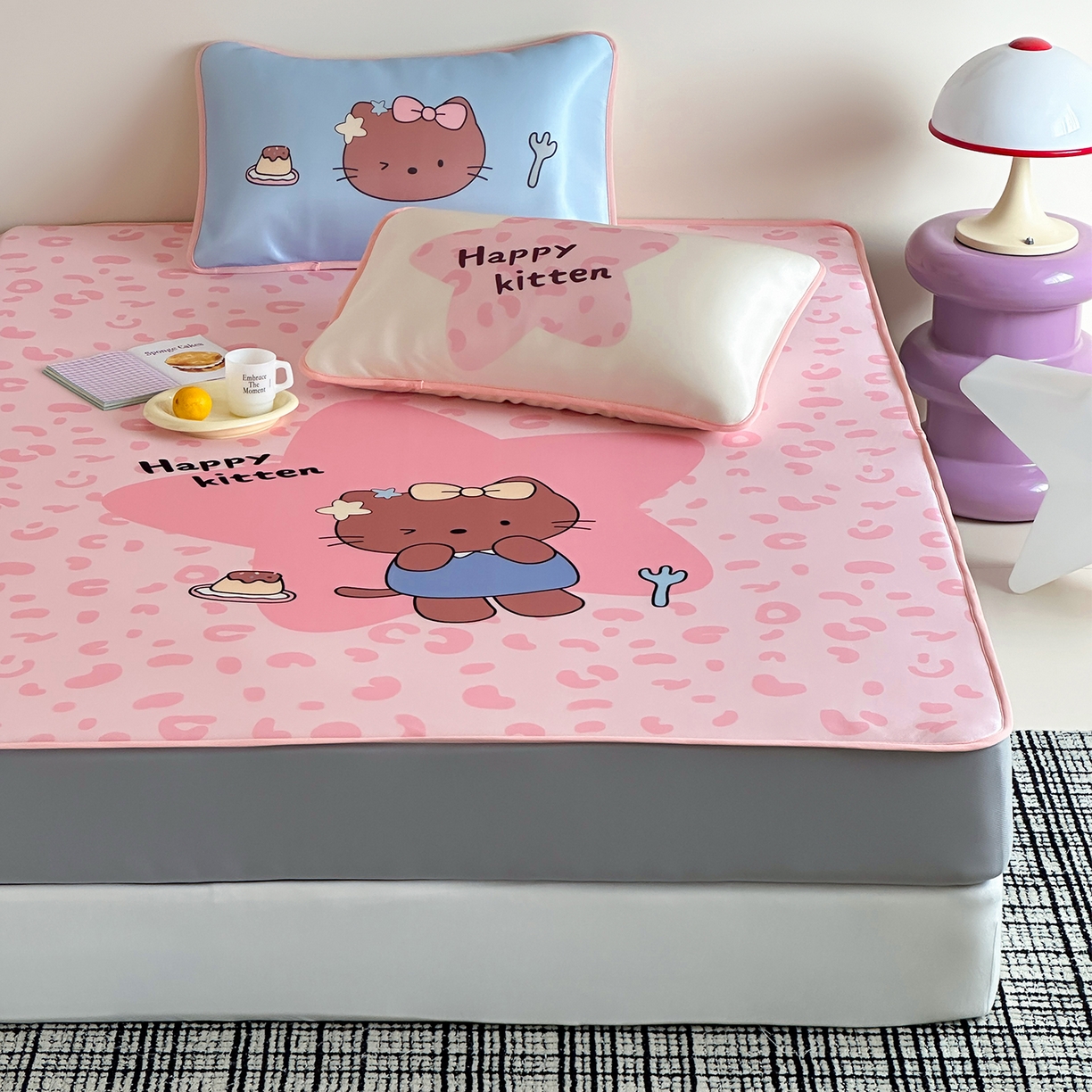 91家纺网 家纺一手货源 找家纺 桃子家居 2026新款A类ins博主卡通数码印花高级品质撞色中分子1200D冰感丝凉感席冰丝三件套平铺床笠系列 冰感席混搭-粉豹夏日猫