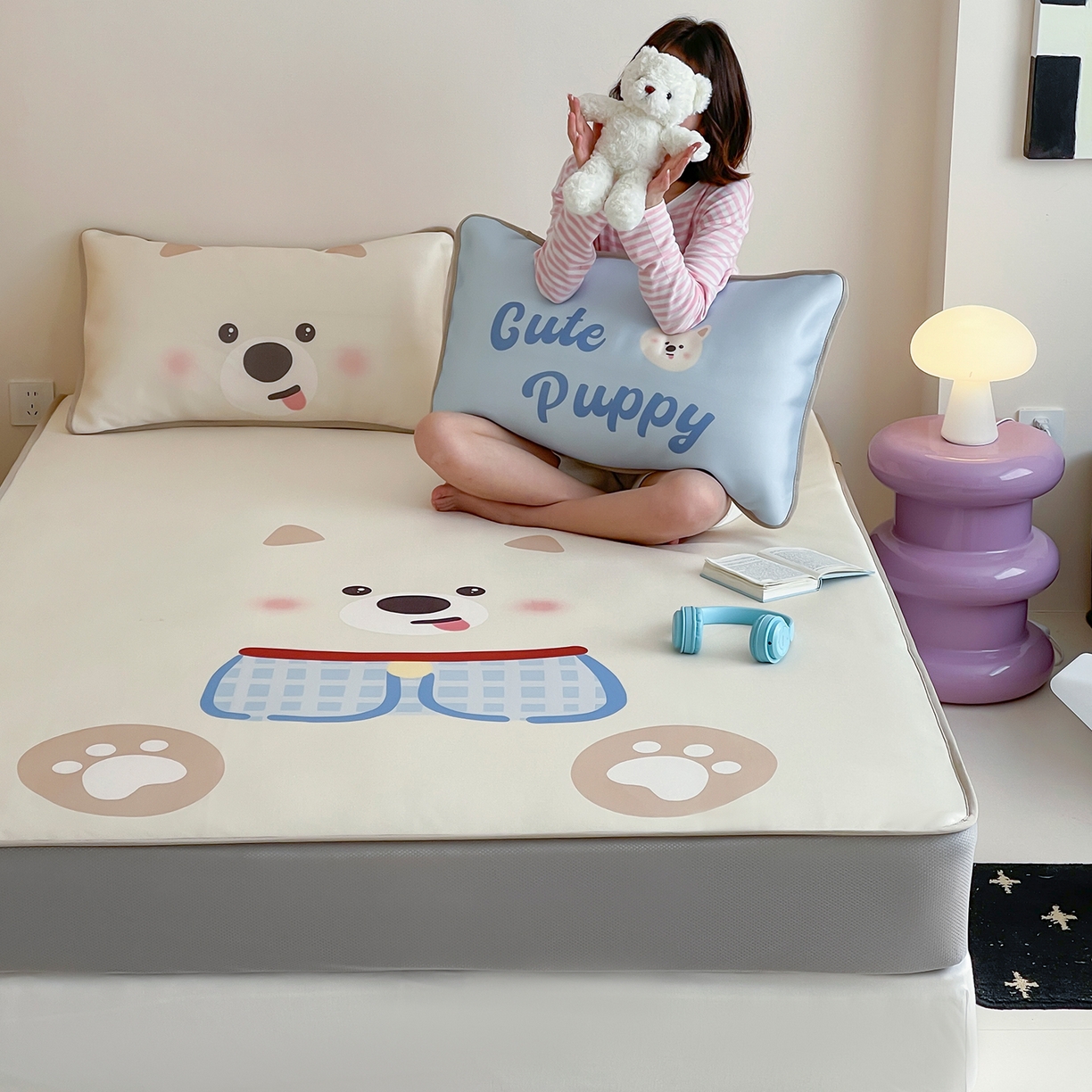 91家纺网 家纺一手货源 找家纺 桃子家居 2026新款A类ins博主卡通数码印花高级品质撞色中分子1200D冰感丝凉感席冰丝三件套平铺床笠系列 冰感席混搭-西高地