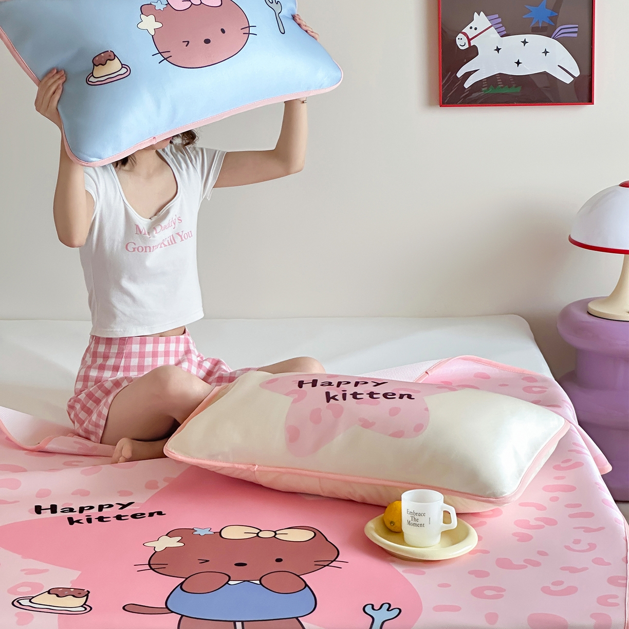 91家纺网 家纺一手货源 找家纺 桃子家居 2026新款A类ins博主卡通数码印花高级品质撞色中分子1200D冰感丝凉感席冰丝三件套平铺床笠系列 冰感席混搭-粉豹夏日猫