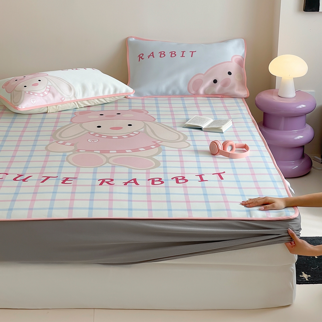 91家纺网 家纺一手货源 找家纺 桃子家居 2026新款A类ins博主卡通数码印花高级品质撞色中分子1200D冰感丝凉感席冰丝三件套平铺床笠系列 冰感席混搭-可爱邦尼兔