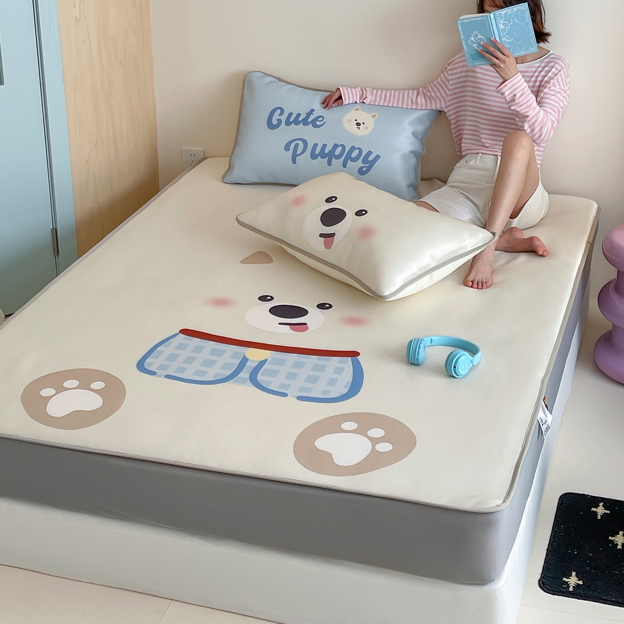 91家纺网 家纺一手货源 找家纺 桃子家居 2026新款A类ins博主卡通数码印花高级品质撞色中分子1200D冰感丝凉感席冰丝三件套平铺床笠系列 冰感席混搭-西高地