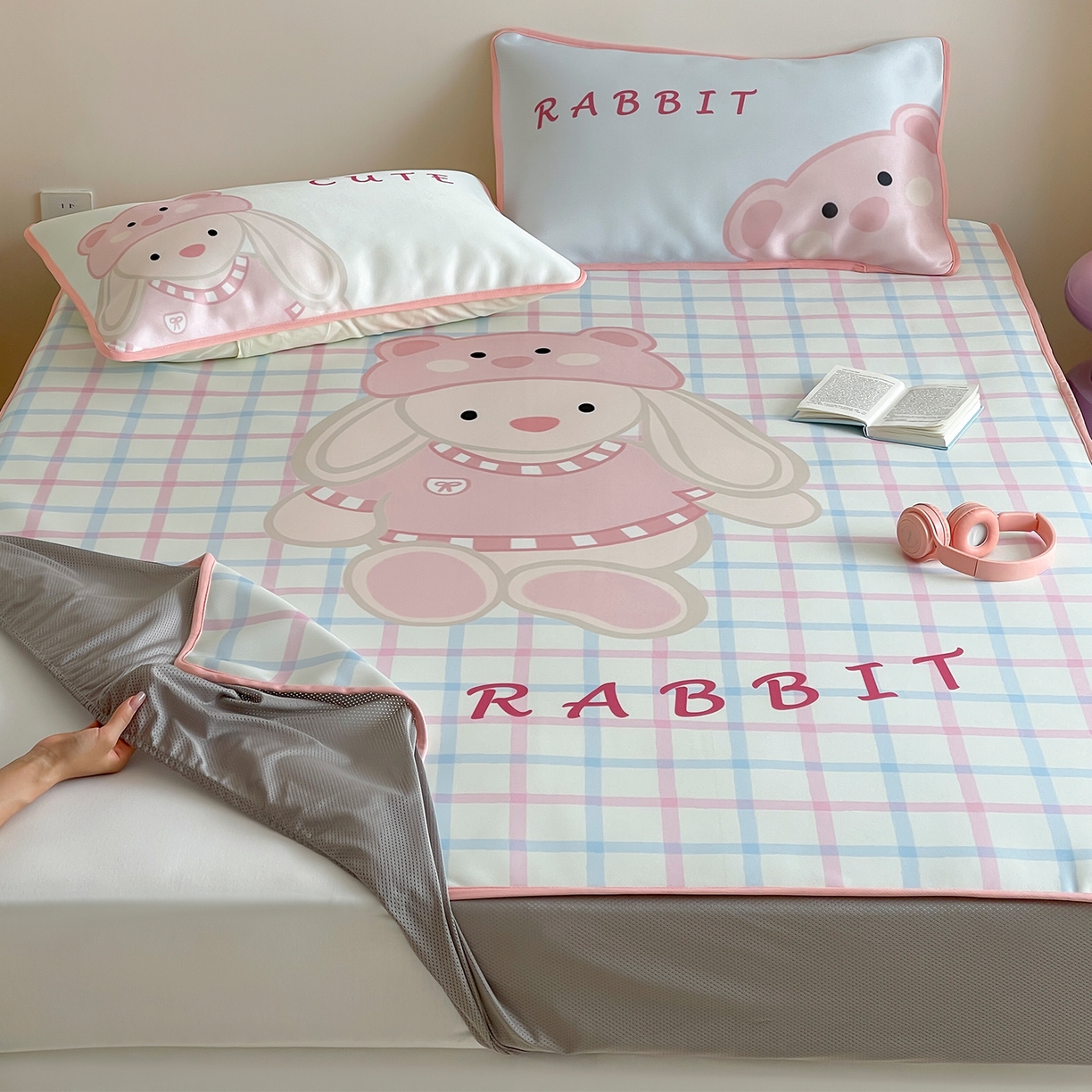 91家纺网 家纺一手货源 找家纺 桃子家居 2026新款A类ins博主卡通数码印花高级品质撞色中分子1200D冰感丝凉感席冰丝三件套平铺床笠系列 冰感席混搭-可爱邦尼兔