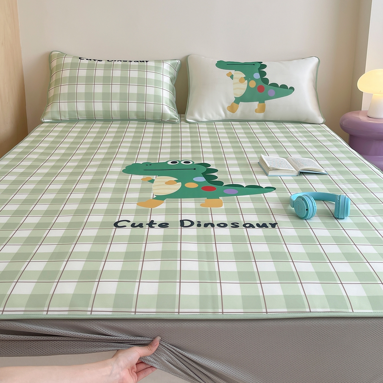 91家纺网 家纺一手货源 找家纺 桃子家居 2026新款A类ins博主卡通数码印花高级品质撞色中分子1200D冰感丝凉感席冰丝三件套平铺床笠系列 冰感席混搭-可爱恐龙