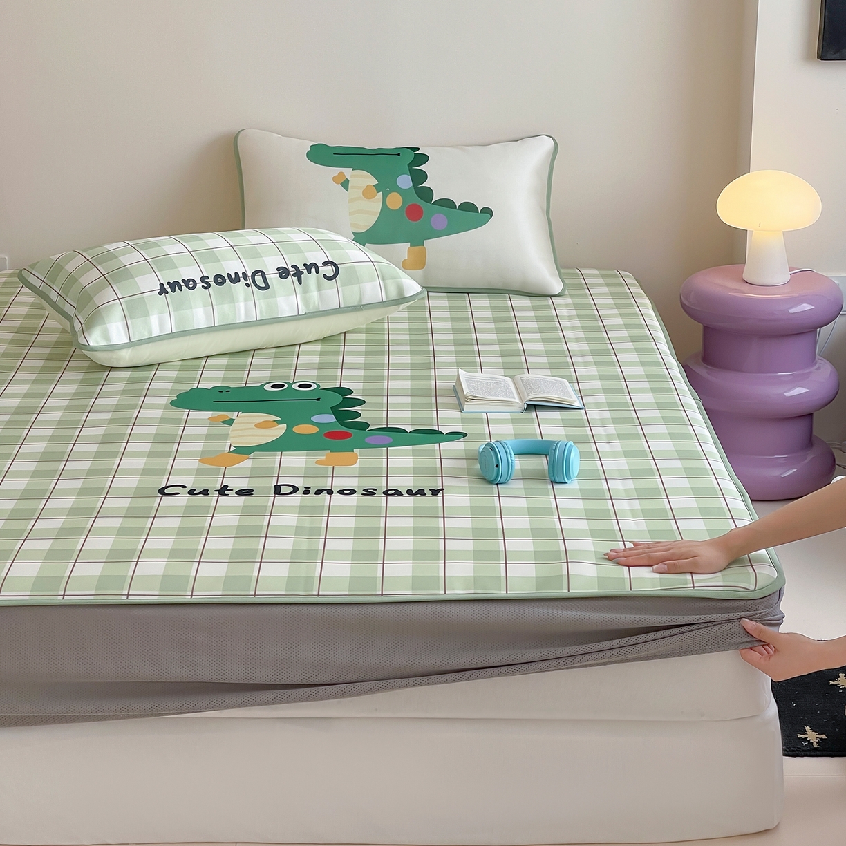 91家纺网 家纺一手货源 找家纺 桃子家居 2026新款A类ins博主卡通数码印花高级品质撞色中分子1200D冰感丝凉感席冰丝三件套平铺床笠系列 冰感席混搭-可爱恐龙