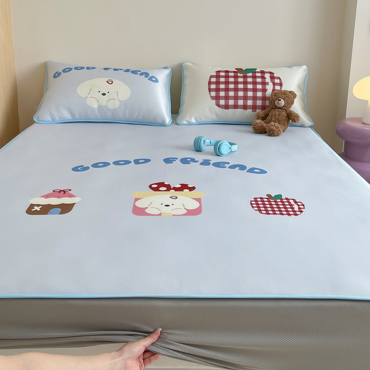 91家纺网 家纺一手货源 找家纺 桃子家居 2026新款A类ins博主卡通数码印花高级品质撞色中分子1200D冰感丝凉感席冰丝三件套平铺床笠系列 冰感席混搭-奶油苹果