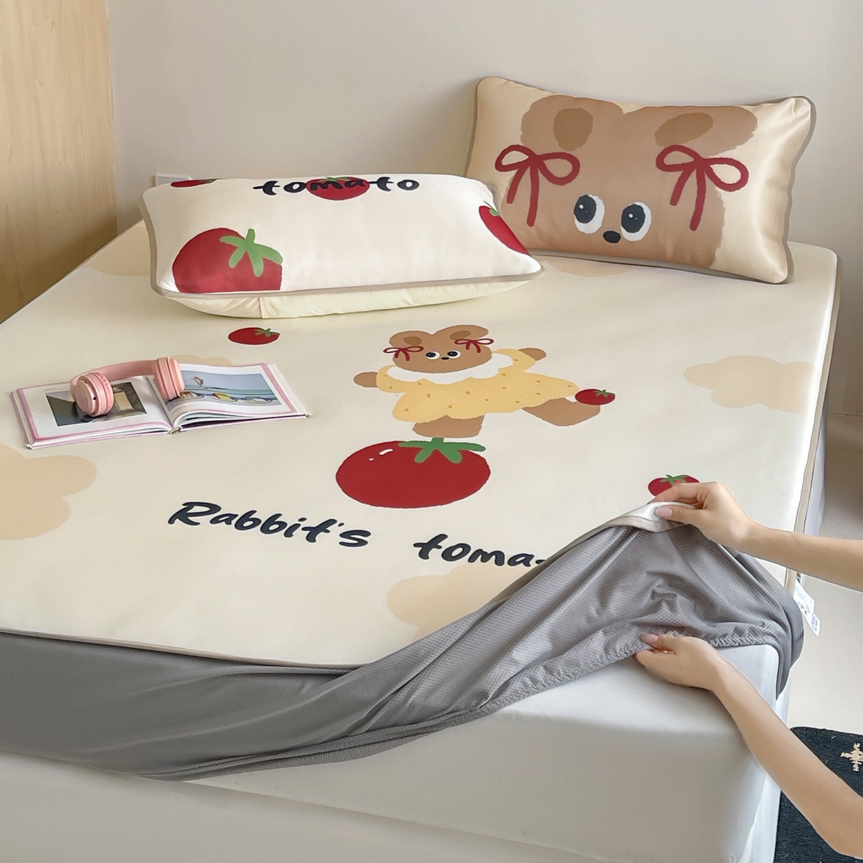 91家纺网 家纺一手货源 找家纺 桃子家居 2026新款A类ins博主卡通数码印花高级品质撞色中分子1200D冰感丝凉感席冰丝三件套平铺床笠系列 冰感席混搭-番茄兔