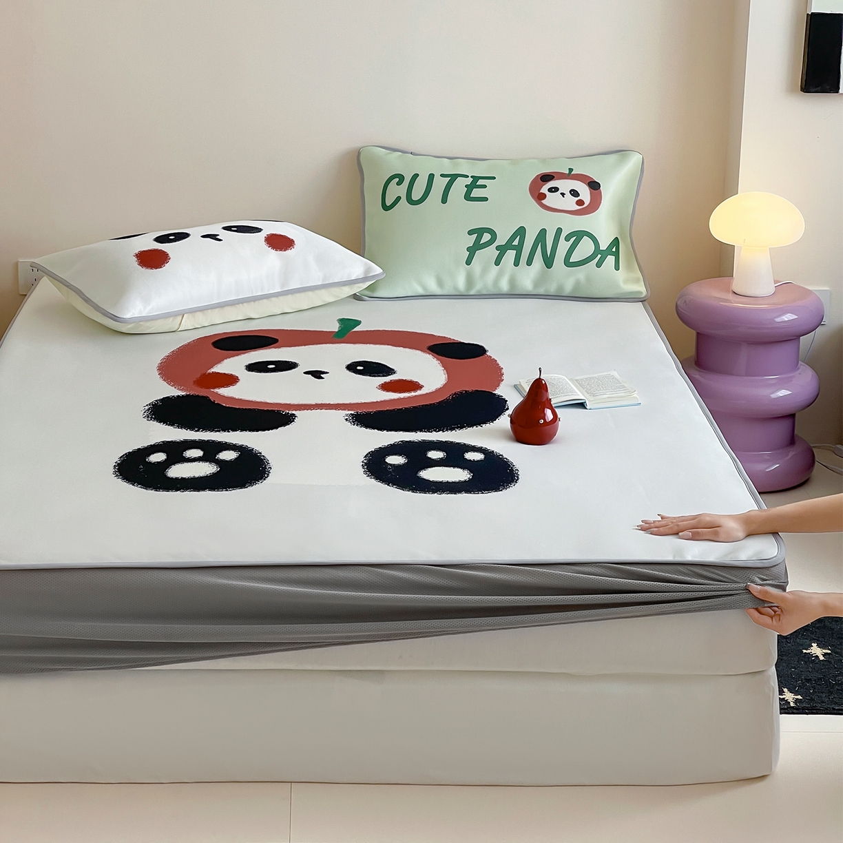 91家纺网 家纺一手货源 找家纺 桃子家居 2026新款A类ins博主卡通数码印花高级品质撞色中分子1200D冰感丝凉感席冰丝三件套平铺床笠系列 冰感席混搭-苹果小熊猫