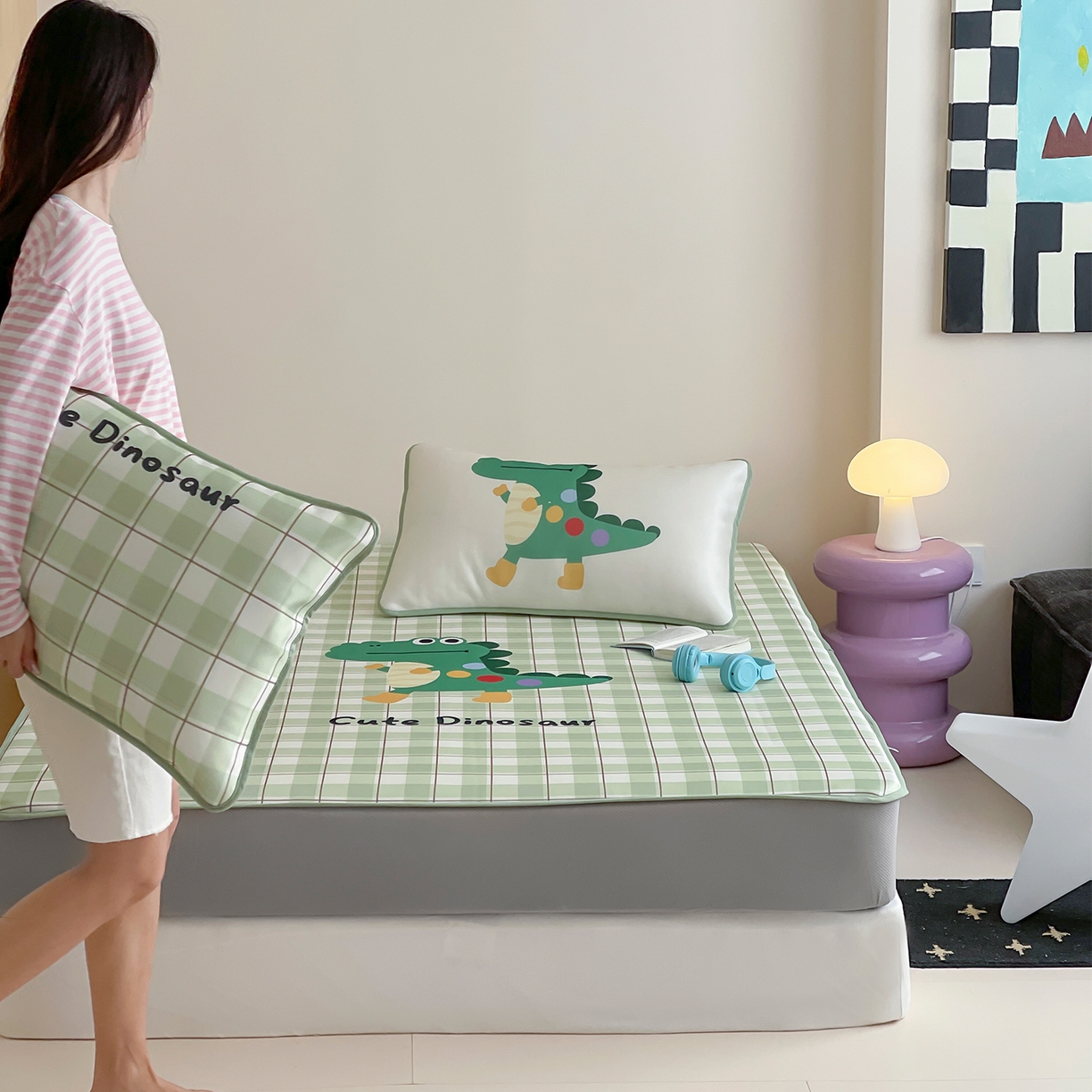 91家纺网 家纺一手货源 找家纺 桃子家居 2026新款A类ins博主卡通数码印花高级品质撞色中分子1200D冰感丝凉感席冰丝三件套平铺床笠系列 冰感席混搭-可爱恐龙