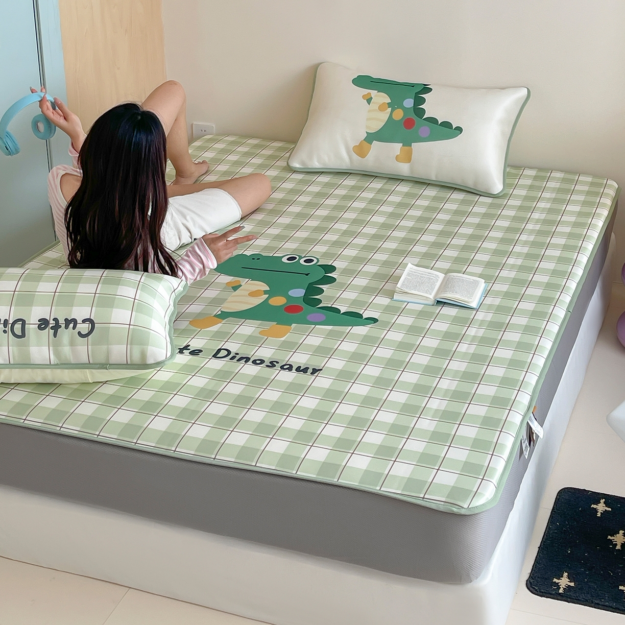 91家纺网 家纺一手货源 找家纺 桃子家居 2026新款A类ins博主卡通数码印花高级品质撞色中分子1200D冰感丝凉感席冰丝三件套平铺床笠系列 冰感席混搭-可爱恐龙