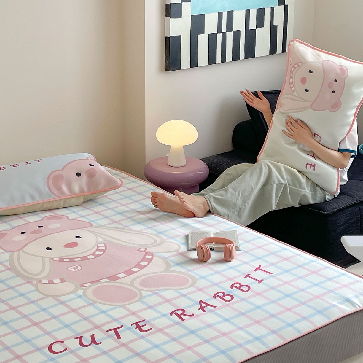 91家纺网 家纺一手货源 找家纺 桃子家居 2026新款A类ins博主卡通数码印花高级品质撞色中分子1200D冰感丝凉感席冰丝三件套平铺床笠系列 冰感席混搭-可爱邦尼兔