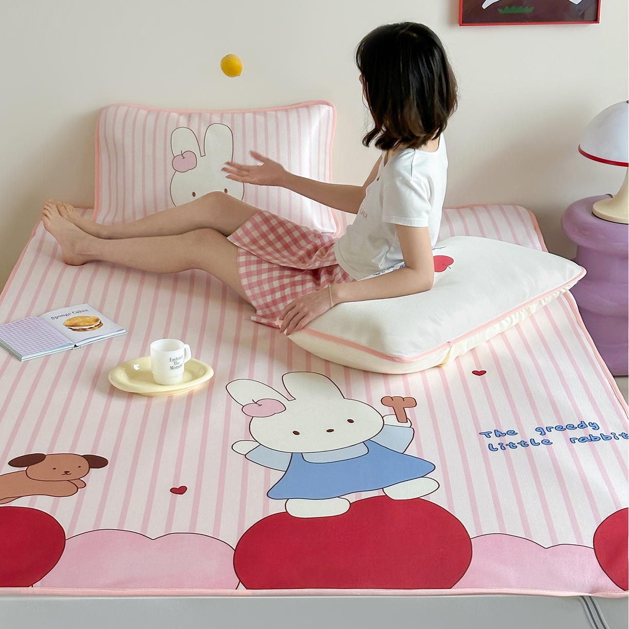 91家纺网 家纺一手货源 找家纺 桃子家居 2026新款A类ins博主卡通数码印花高级品质撞色中分子1200D冰感丝凉感席冰丝三件套平铺床笠系列 冰感席混搭-甜美兔