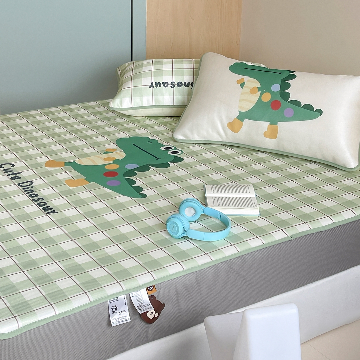 91家纺网 家纺一手货源 找家纺 桃子家居 2026新款A类ins博主卡通数码印花高级品质撞色中分子1200D冰感丝凉感席冰丝三件套平铺床笠系列 冰感席混搭-可爱恐龙