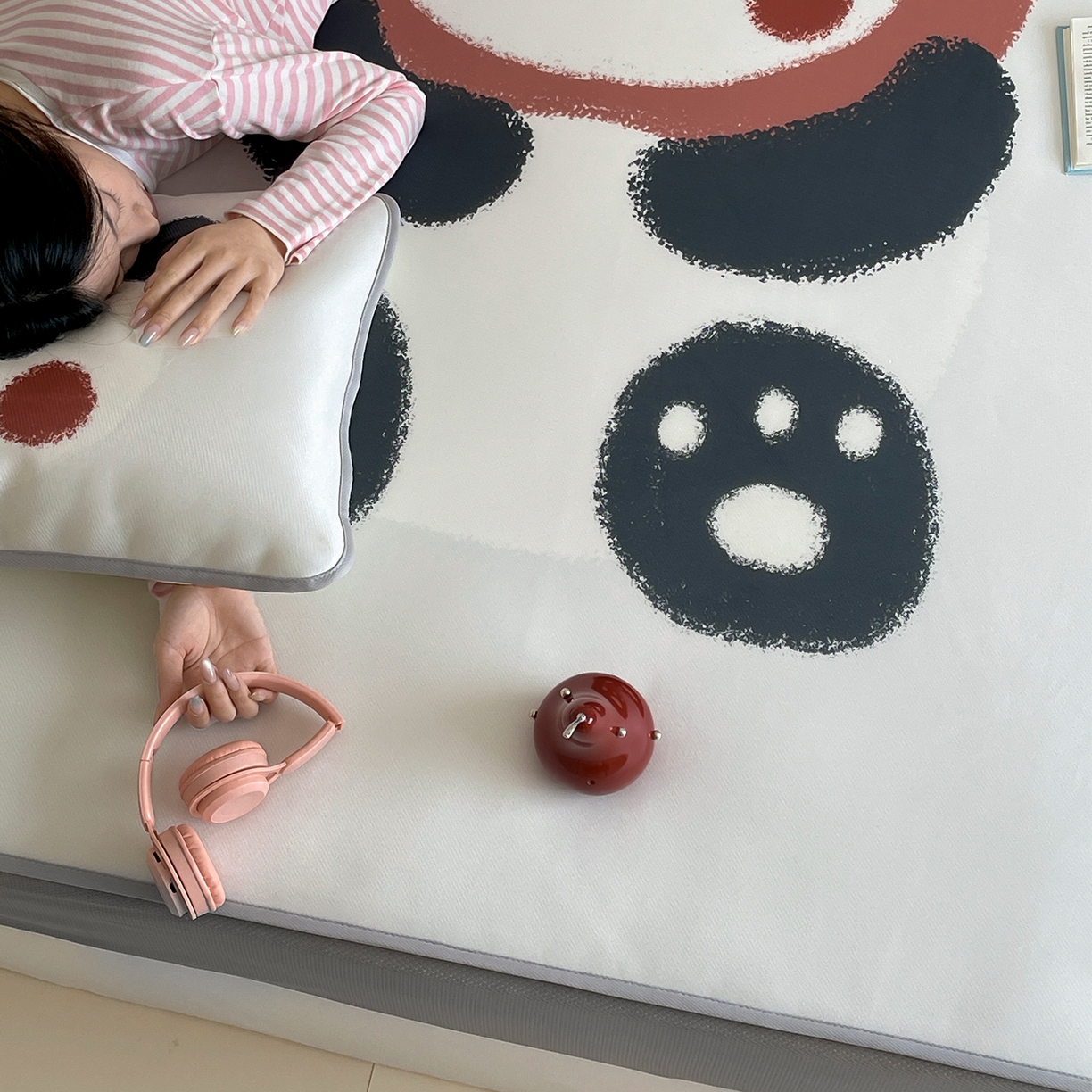 91家纺网 家纺一手货源 找家纺 桃子家居 2026新款A类ins博主卡通数码印花高级品质撞色中分子1200D冰感丝凉感席冰丝三件套平铺床笠系列 冰感席混搭-苹果小熊猫