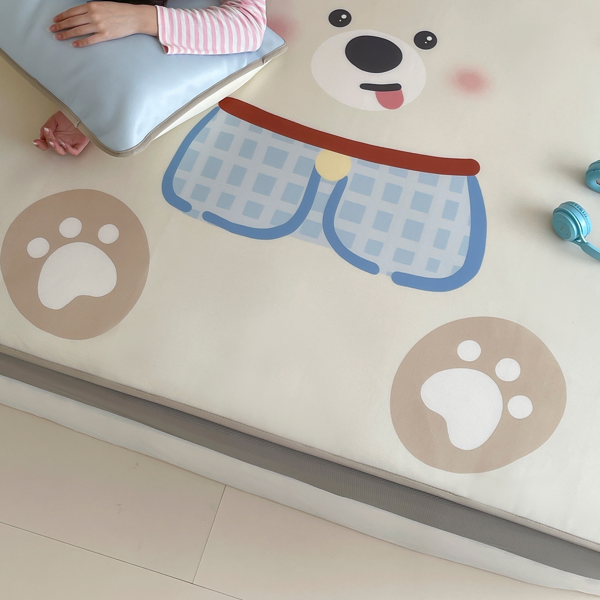 91家纺网 家纺一手货源 找家纺 桃子家居 2026新款A类ins博主卡通数码印花高级品质撞色中分子1200D冰感丝凉感席冰丝三件套平铺床笠系列 冰感席混搭-西高地