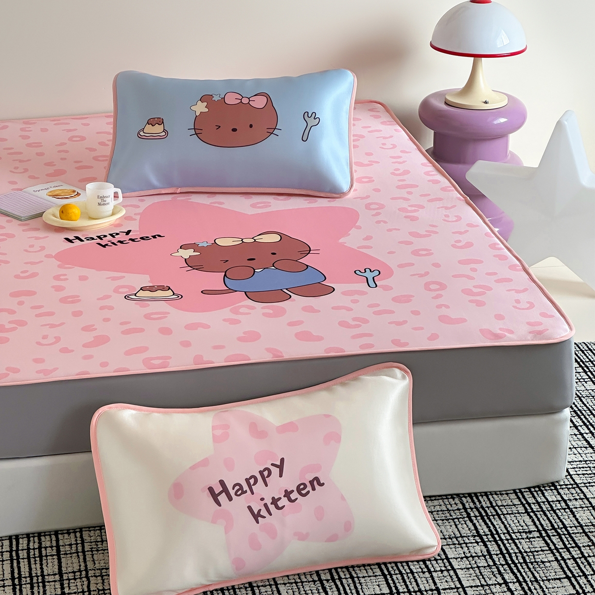 91家纺网 家纺一手货源 找家纺 桃子家居 2026新款A类ins博主卡通数码印花高级品质撞色中分子1200D冰感丝凉感席冰丝三件套平铺床笠系列 冰感席混搭-粉豹夏日猫