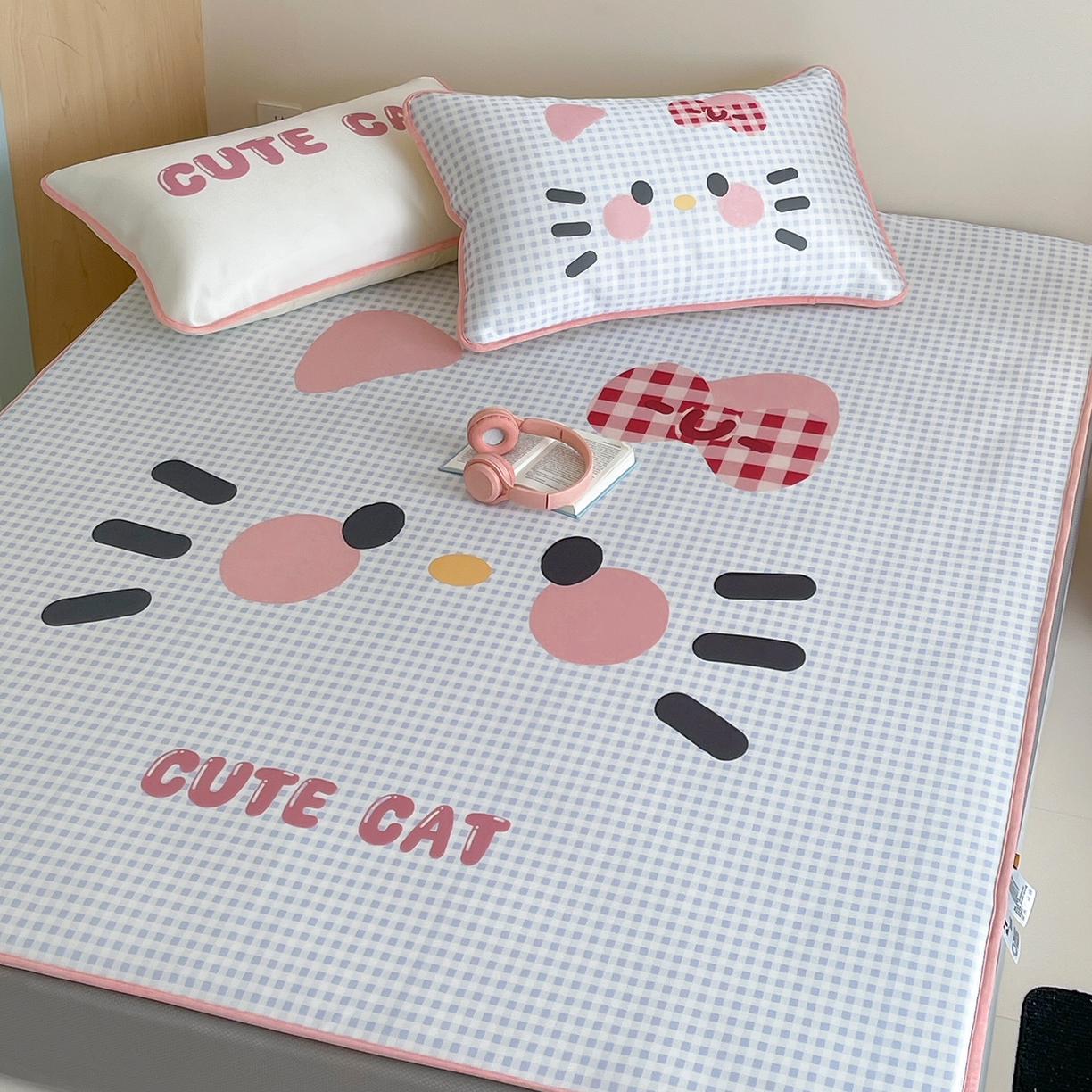 91家纺网 家纺一手货源 找家纺 桃子家居 2026新款A类ins博主卡通数码印花高级品质撞色中分子1200D冰感丝凉感席冰丝三件套平铺床笠系列 冰感席混搭-可爱猫咪