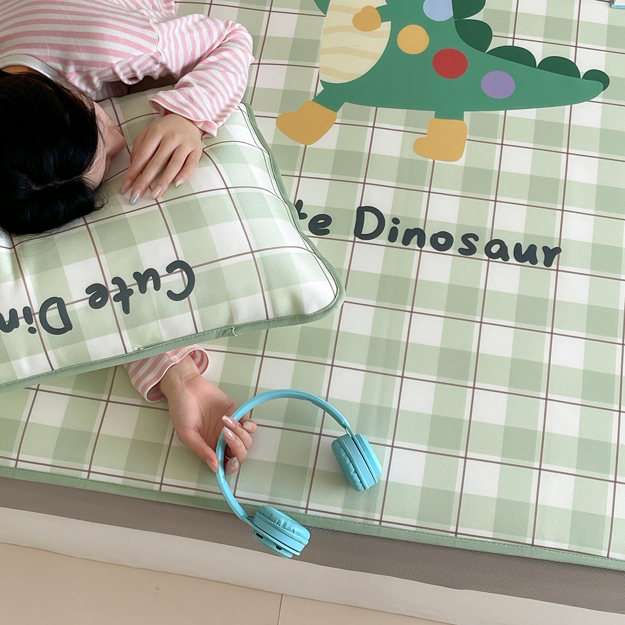 91家纺网 家纺一手货源 找家纺 桃子家居 2026新款A类ins博主卡通数码印花高级品质撞色中分子1200D冰感丝凉感席冰丝三件套平铺床笠系列 冰感席混搭-可爱恐龙