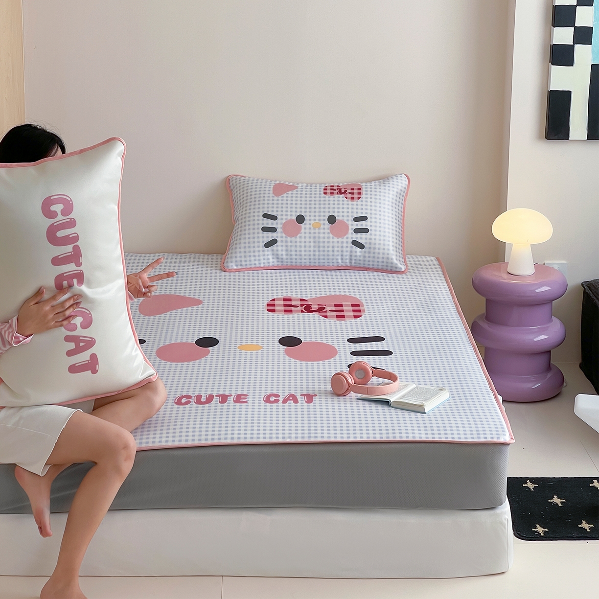 91家纺网 家纺一手货源 找家纺 桃子家居 2026新款A类ins博主卡通数码印花高级品质撞色中分子1200D冰感丝凉感席冰丝三件套平铺床笠系列 冰感席混搭-可爱猫咪