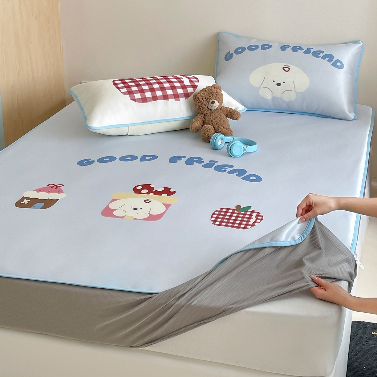 91家纺网 家纺一手货源 找家纺 桃子家居 2026新款A类ins博主卡通数码印花高级品质撞色中分子1200D冰感丝凉感席冰丝三件套平铺床笠系列 冰感席混搭-奶油苹果