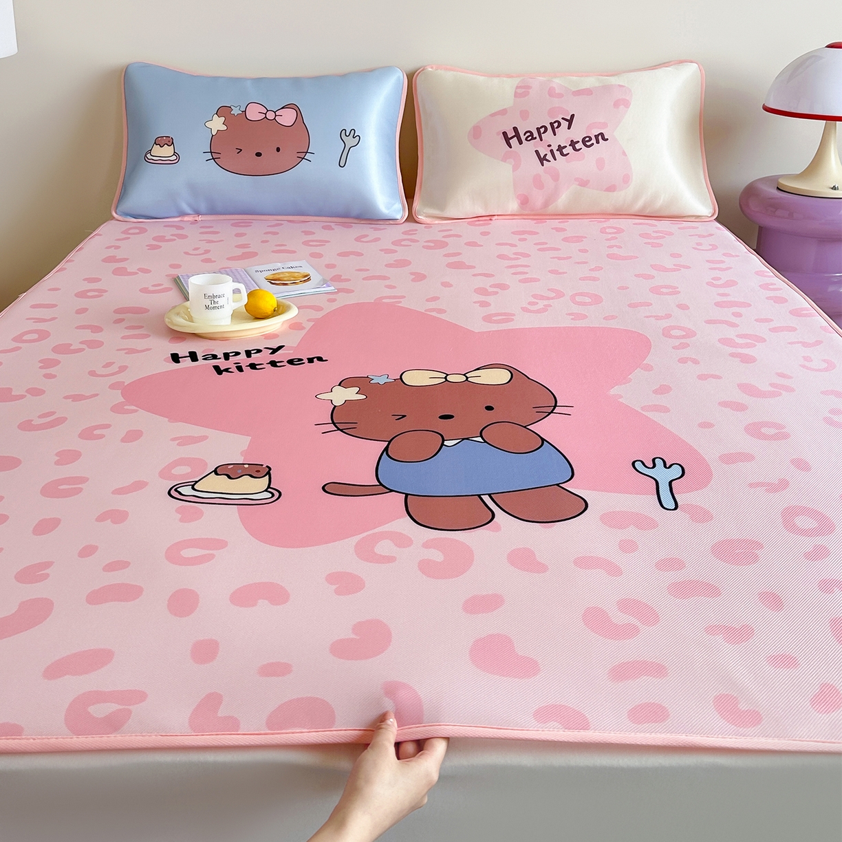 91家纺网 家纺一手货源 找家纺 桃子家居 2026新款A类ins博主卡通数码印花高级品质撞色中分子1200D冰感丝凉感席冰丝三件套平铺床笠系列 冰感席混搭-粉豹夏日猫