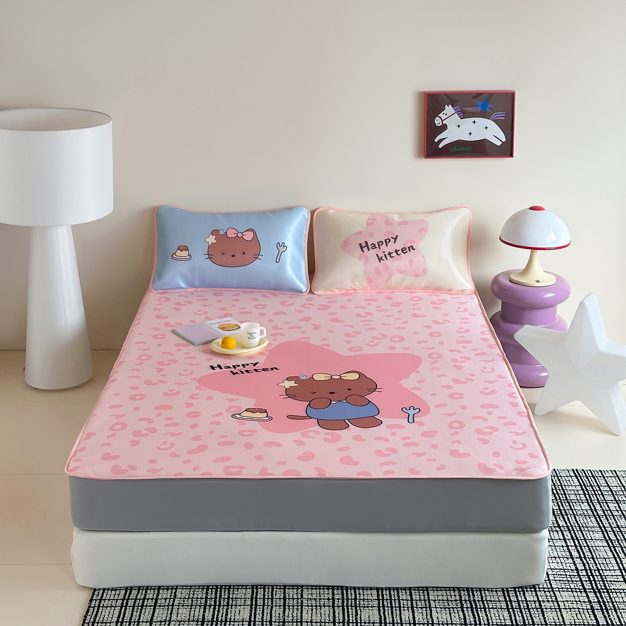 91家纺网 家纺一手货源 找家纺 桃子家居 2026新款A类ins博主卡通数码印花高级品质撞色中分子1200D冰感丝凉感席冰丝三件套平铺床笠系列 冰感席混搭-粉豹夏日猫