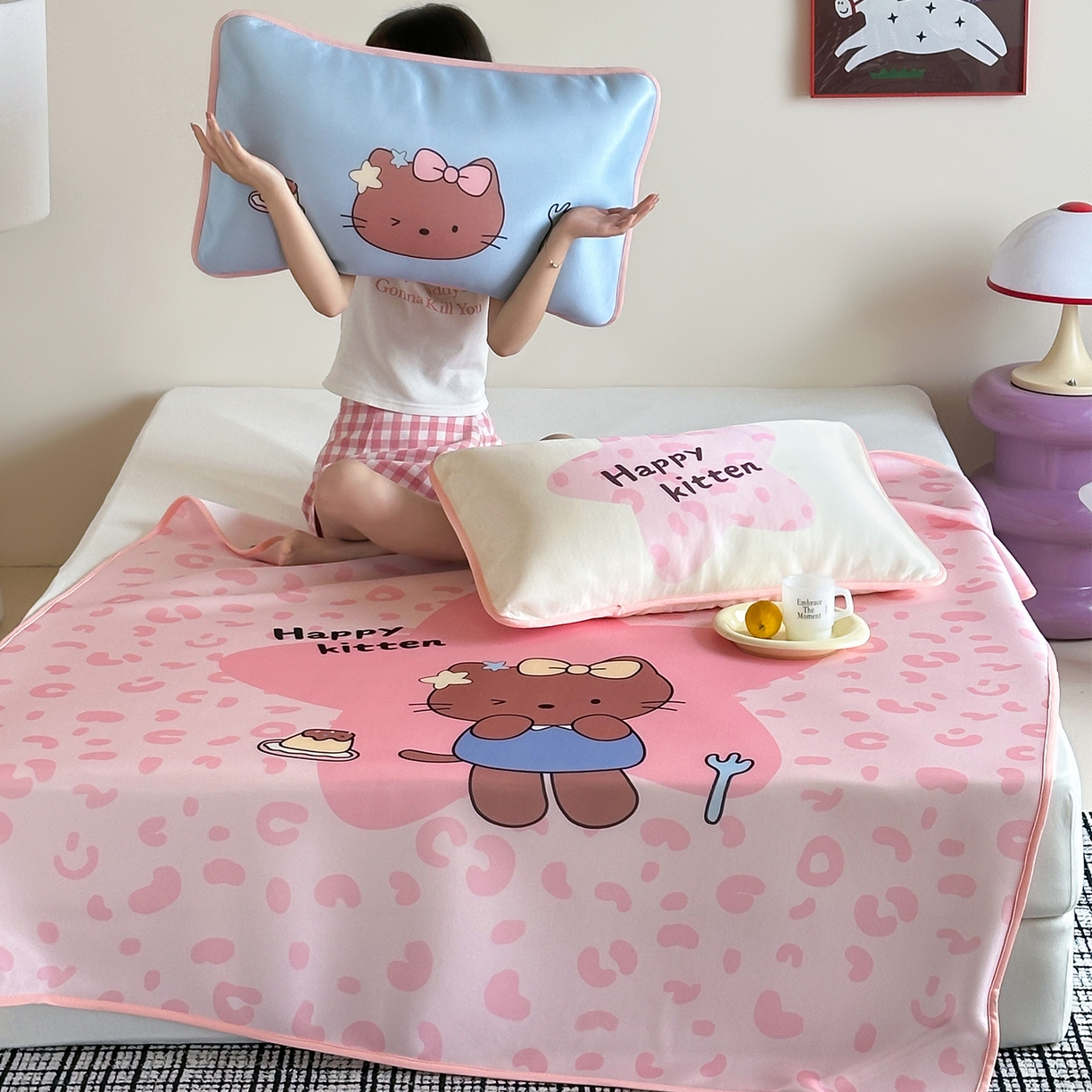 91家纺网 家纺一手货源 找家纺 桃子家居 2026新款A类ins博主卡通数码印花高级品质撞色中分子1200D冰感丝凉感席冰丝三件套平铺床笠系列 冰感席混搭-粉豹夏日猫