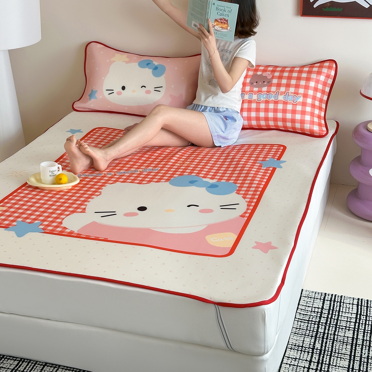 91家纺网 家纺一手货源 找家纺 桃子家居 2026新款A类ins博主卡通数码印花高级品质撞色中分子1200D冰感丝凉感席冰丝三件套平铺床笠系列 冰感席混搭-红格甜美猫