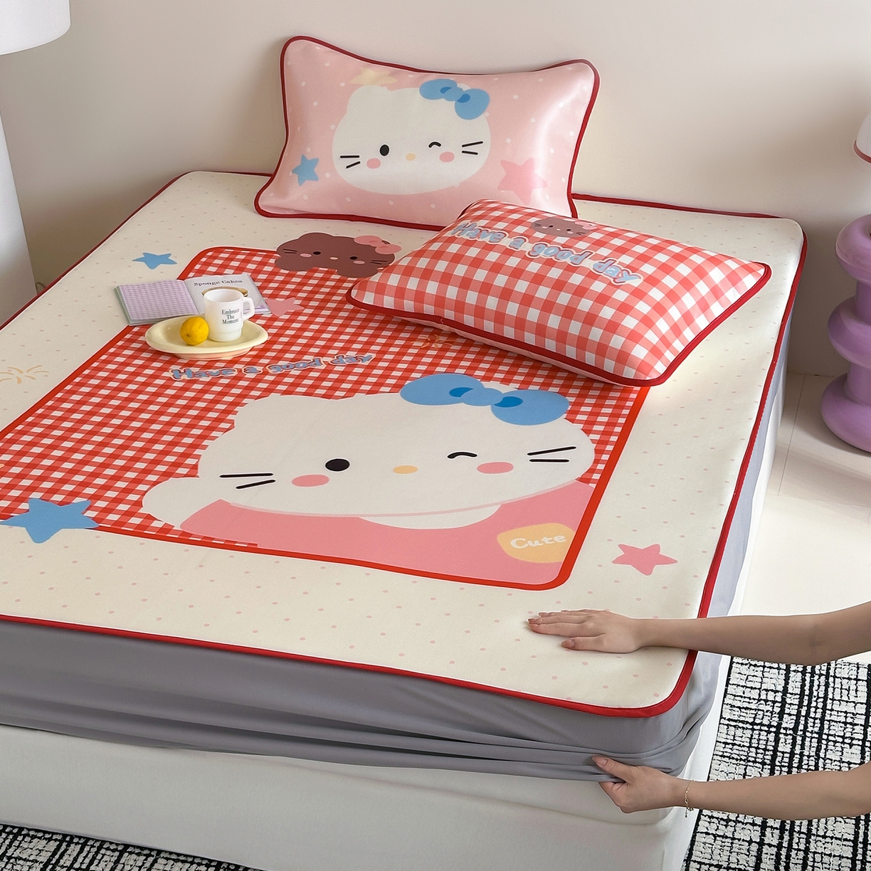 91家纺网 家纺一手货源 找家纺 桃子家居 2026新款A类ins博主卡通数码印花高级品质撞色中分子1200D冰感丝凉感席冰丝三件套平铺床笠系列 冰感席混搭-红格甜美猫