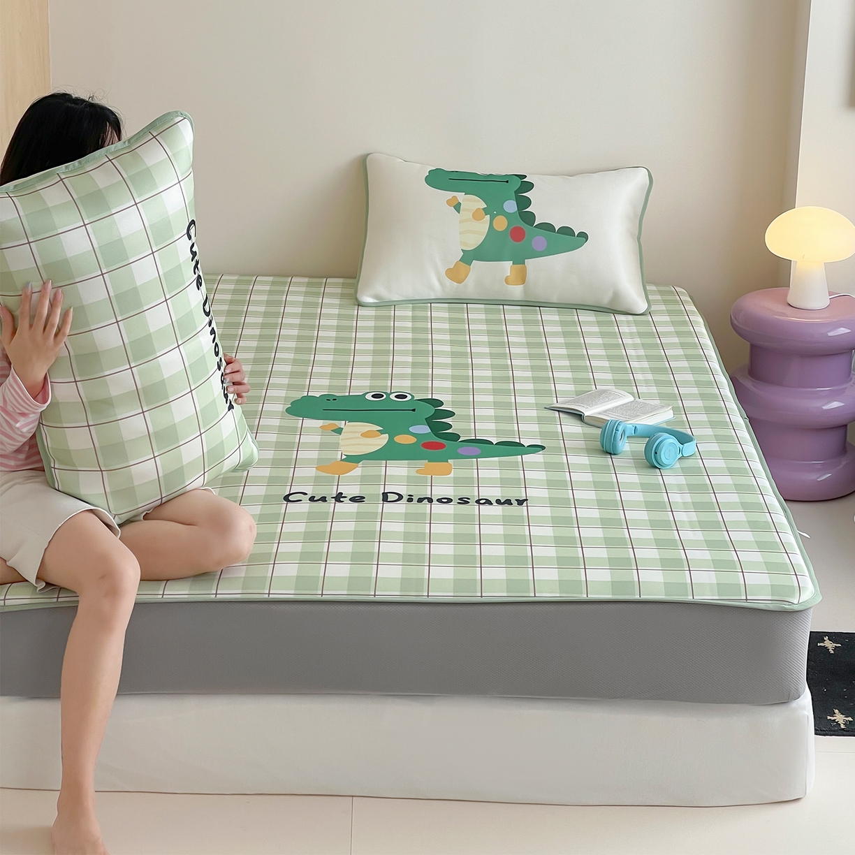 91家纺网 家纺一手货源 找家纺 桃子家居 2026新款A类ins博主卡通数码印花高级品质撞色中分子1200D冰感丝凉感席冰丝三件套平铺床笠系列 冰感席混搭-可爱恐龙