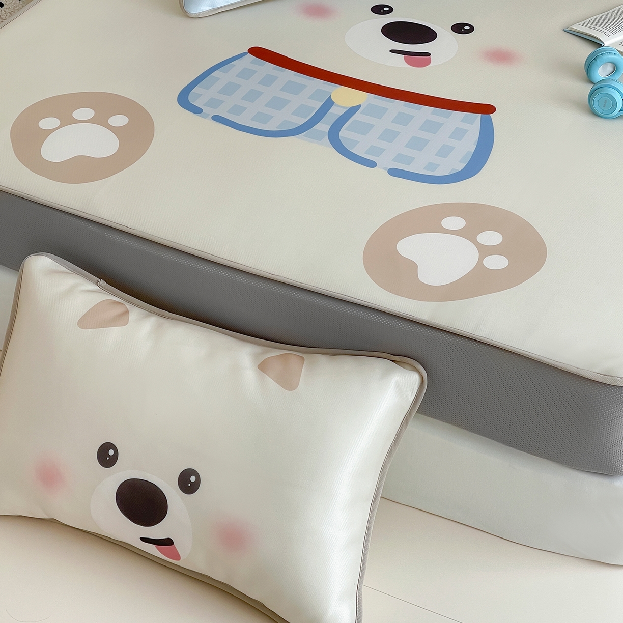 91家纺网 家纺一手货源 找家纺 桃子家居 2026新款A类ins博主卡通数码印花高级品质撞色中分子1200D冰感丝凉感席冰丝三件套平铺床笠系列 冰感席混搭-西高地