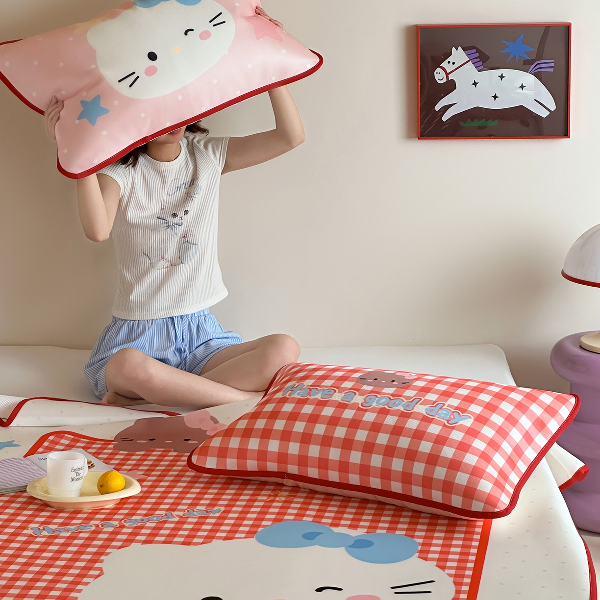 91家纺网 家纺一手货源 找家纺 桃子家居 2026新款A类ins博主卡通数码印花高级品质撞色中分子1200D冰感丝凉感席冰丝三件套平铺床笠系列 冰感席混搭-红格甜美猫