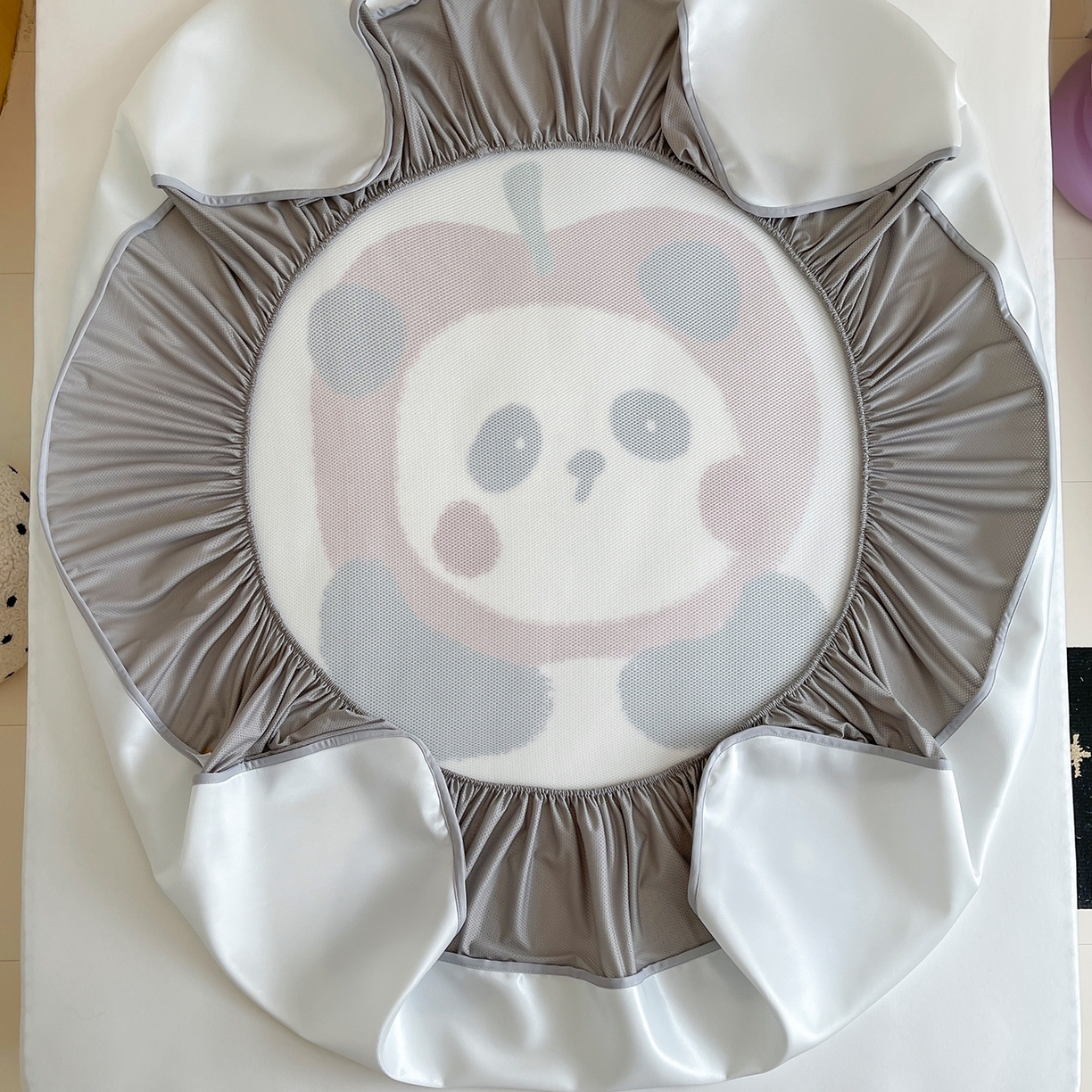 91家纺网 家纺一手货源 找家纺 桃子家居 2026新款A类ins博主卡通数码印花高级品质撞色中分子1200D冰感丝凉感席冰丝三件套平铺床笠系列 冰感席混搭-苹果小熊猫