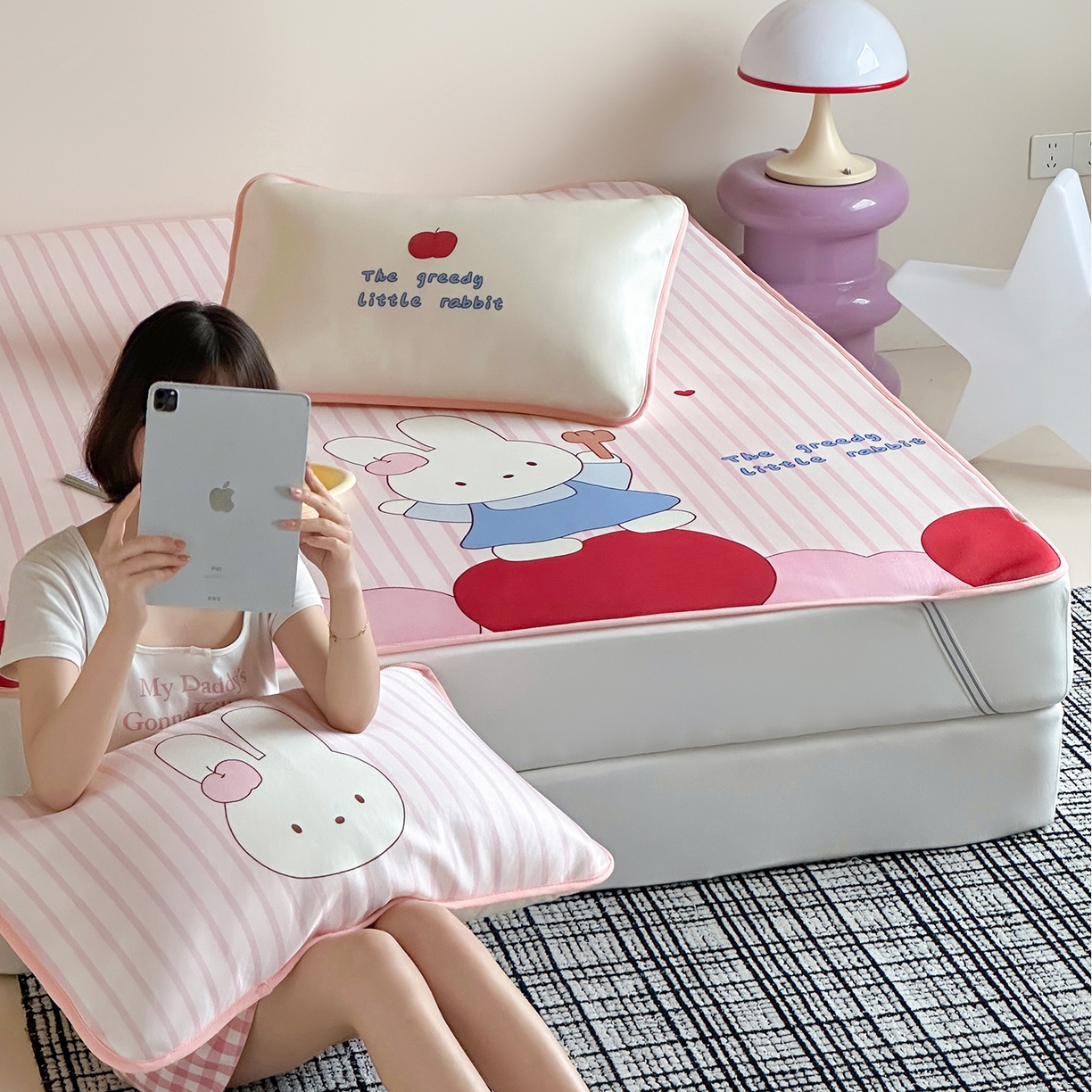 91家纺网 家纺一手货源 找家纺 桃子家居 2026新款A类ins博主卡通数码印花高级品质撞色中分子1200D冰感丝凉感席冰丝三件套平铺床笠系列 冰感席混搭-甜美兔