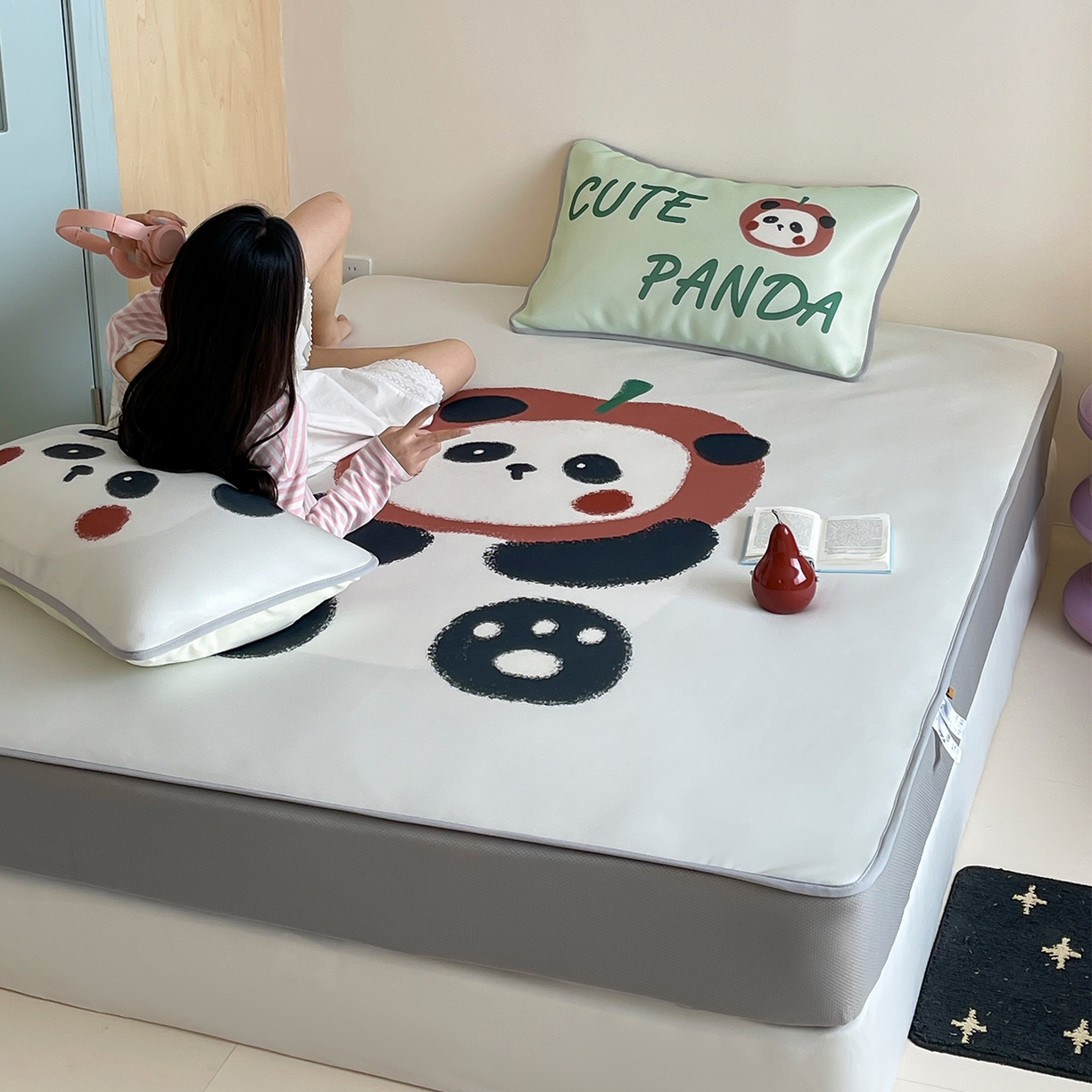 91家纺网 家纺一手货源 找家纺 桃子家居 2026新款A类ins博主卡通数码印花高级品质撞色中分子1200D冰感丝凉感席冰丝三件套平铺床笠系列 冰感席混搭-苹果小熊猫